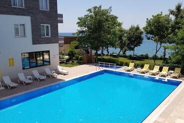 هتل Troas Beach