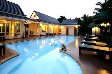 هتل The Forest Home Resort