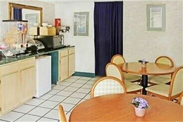 هتل Airport Inn & Parking Vandalia