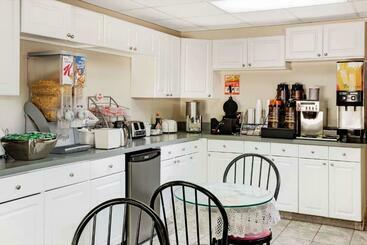 هتل Super 8 By Wyndham Charlotte Downtown Area
