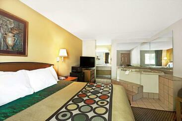 هتل Super 8 By Wyndham Charlotte Downtown Area