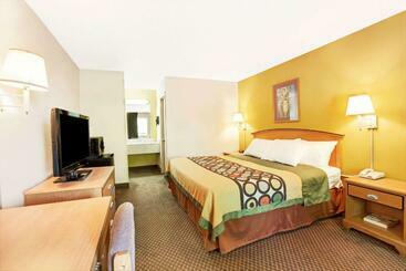 هتل Super 8 By Wyndham Charlotte Downtown Area
