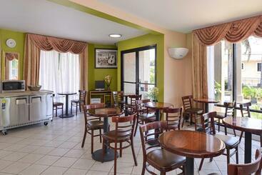 هتل Super 8 By Wyndham Los Angeles/alhambra