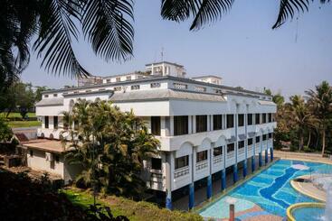 호텔 U Rivergate Karjat