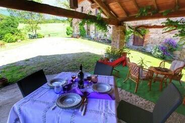 コテージ Rustic Farmhouse With Fishing Lake, Beautiful View, Peace, Quiet And Nature