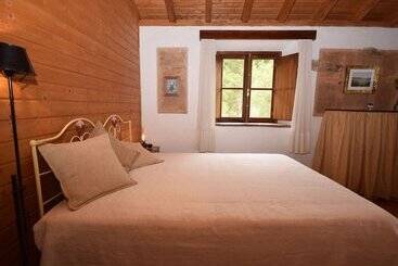 Quiet Cottage In Estate Casas Da Cerca Near Troviscais