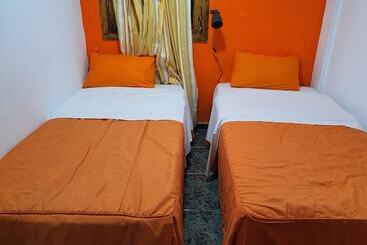 ペンション Low Cost Room Plaza de Hierro II