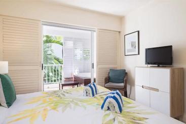 هتل The Beach Club Premium Private Apartments