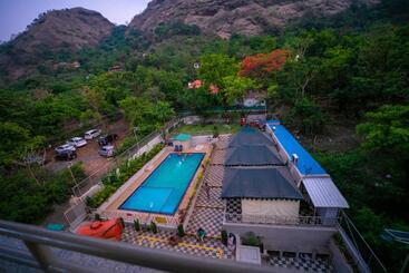 בית מלון כפרי Indradhanush Hill Resort
