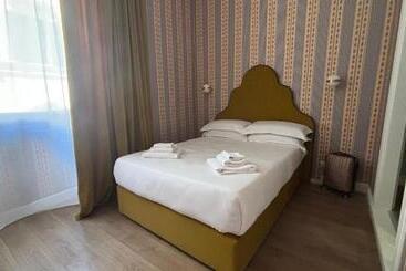 هتل Townhouse Condotti 29