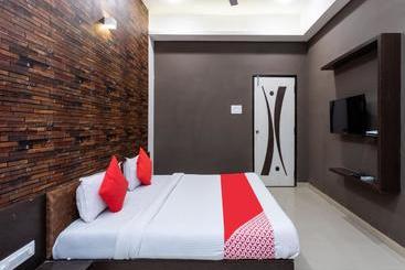 Hotel Oyo 62615  White House