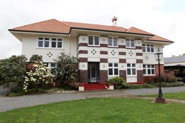 تختخواب و صبحانه Park House