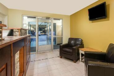 هتل Days Inn & Suites By Wyndham Groton Near The Casinos