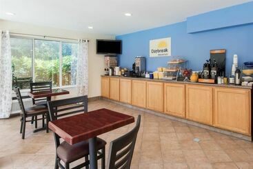 هتل Days Inn & Suites By Wyndham Groton Near The Casinos