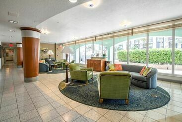 هتل Solara Surfside Resort