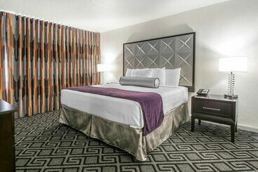 هتل Solara Surfside Resort