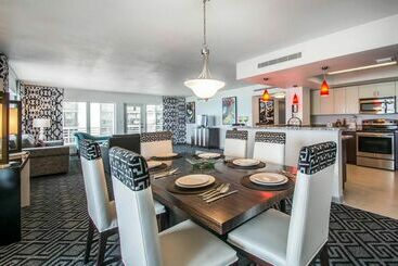 هتل Solara Surfside Resort