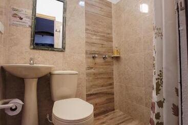 פנסיון Hostal Macondo Inn