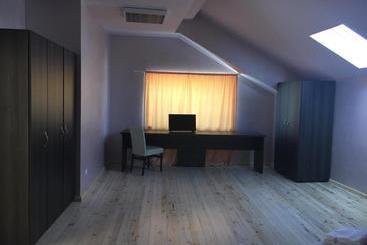 فندق The Old House
