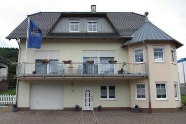 ベッドアンドブレックファースト Weingut U. Gästehaus Menten