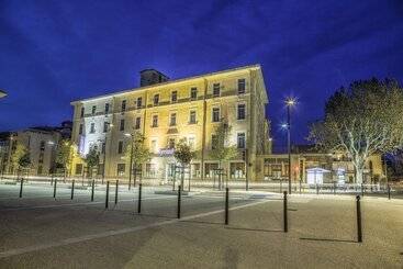 Kyriad Orange Centre Ville 3 Stars Hotel Restaurant La Galerie D Art Des Princes Provence Alpe