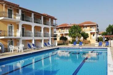 Village Inn Studios & Family Apartments