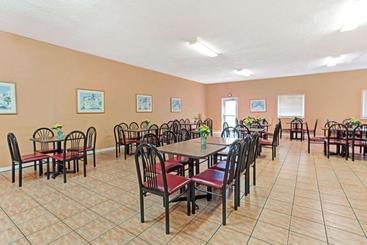 هتل Howard Johnson By Wyndham Tropical Palms Kissimmee
