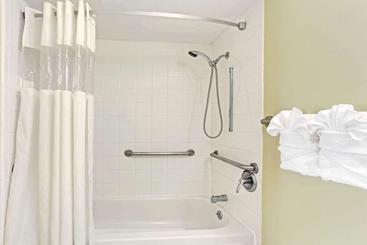 هتل Howard Johnson By Wyndham Tropical Palms Kissimmee