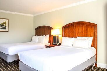 هتل Cape Cod Irish Village   The Emerald Resort