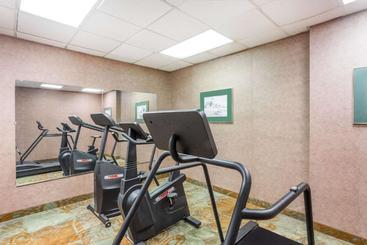 هتل Ramada By Wyndham Roanoke