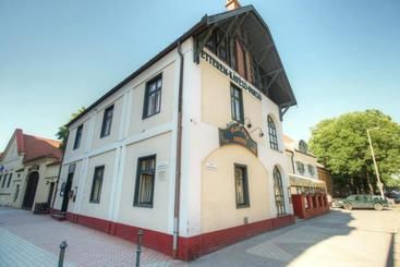 تختخواب و صبحانه Play Pub étterem és Panzió