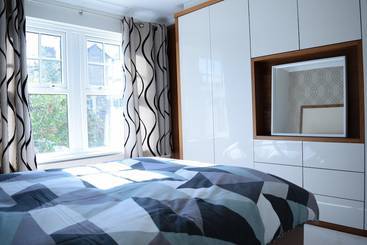 Cottage Beautiful Wimbledon 4 Bedroom Family Home