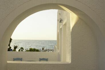 هتل Thalassa Seaside Resort & Suites