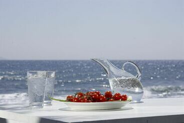 هتل Thalassa Seaside Resort & Suites