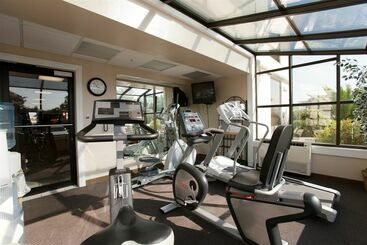 هتل Comfort Suites University