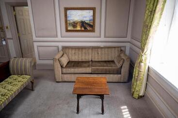 בית מלון כפרי Cedars Inn By Greene King Inns