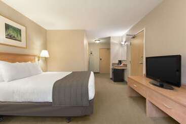 هتل Days Inn & Suites By Wyndham Thunder Bay