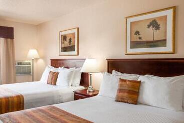 בית מלון כפרי Grande Cache Inn & Suites