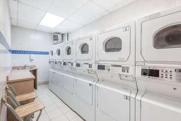 هتل Super 8 By Wyndham Mississauga