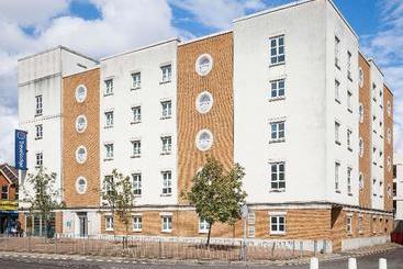هتل Travelodge Watford Central