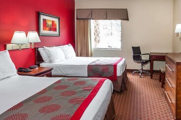 فندق Ramada By Wyndham Locust Grove