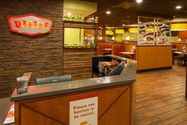 هتل Ramada By Wyndham Medford  & Conference Center