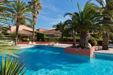 استراحتگاه Malibu Village