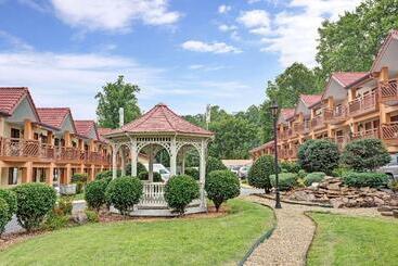 בית מלון כפרי Super 8 By Wyndham Downtown Gatlinburg At Convention Center