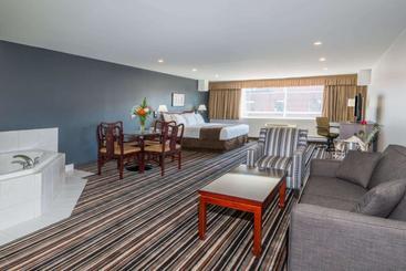 Hotel Super 8 By Wyndham Downtown Toronto