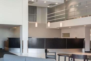 Hotel Super 8 By Wyndham Downtown Toronto