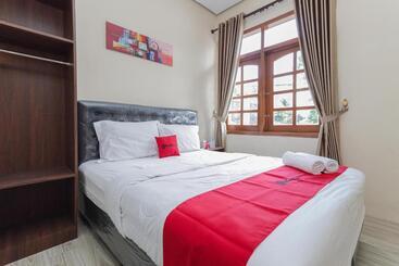 هتل Reddoorz At Wr Supratman Batu