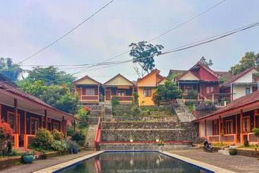 בית מלון כפרי Villa Kampoeng City Pacet Mitra Reddoorz