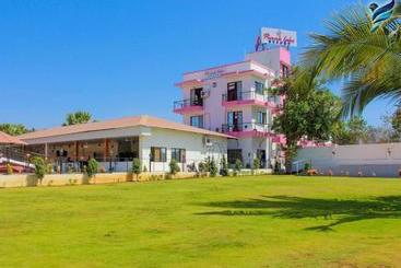 בית מלון כפרי Pinnk Lake Resort And Bar