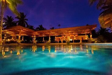 בית מלון כפרי Lomani Island Resort – Adults Only